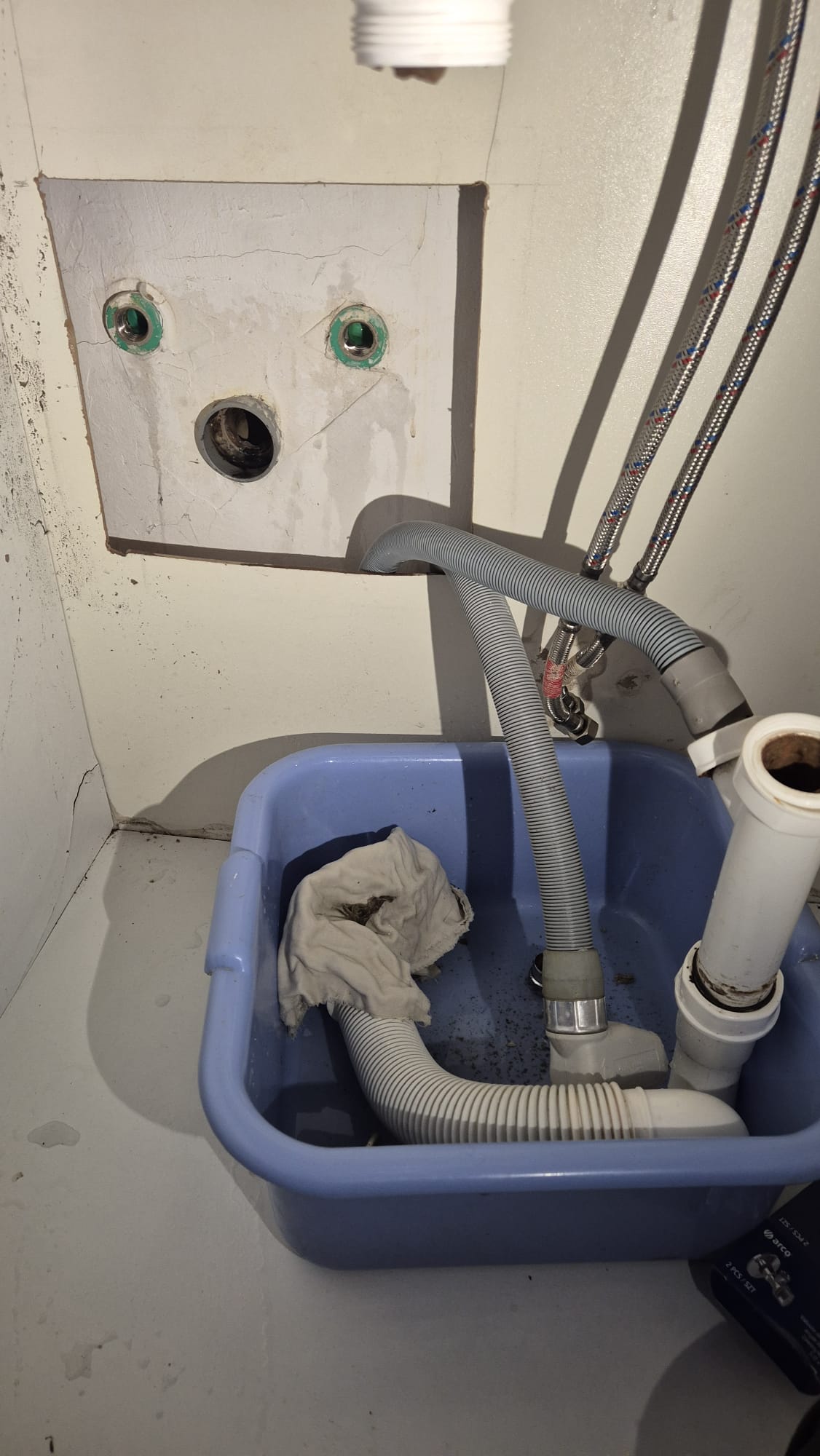 Vodoinstalater zamjenjuje sifon kuhinja Zagreb